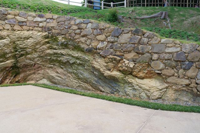 石垣とチャートのような筋状の地層が見えます。