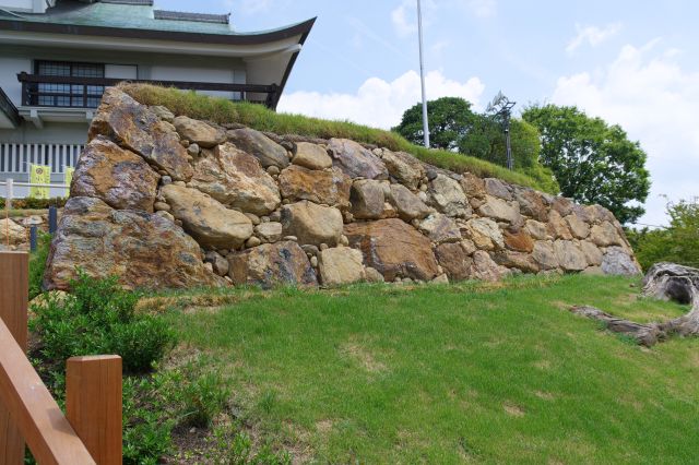 右側、天守下の石垣。