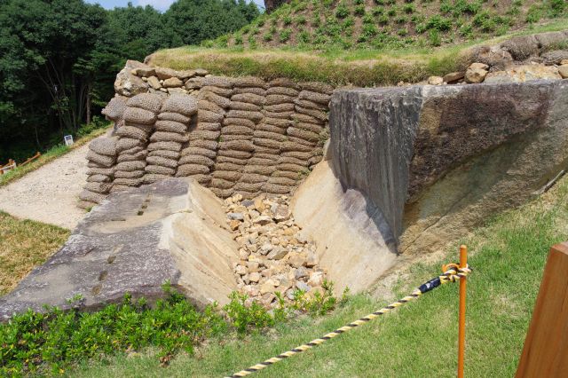 左側には花崗岩の巨石があります。