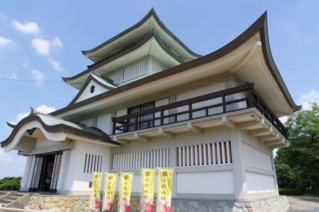 天守前に到着。この建物は小牧山歴史館で個人が建てて寄付した模擬天守です。