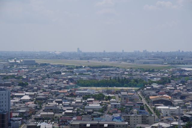 広大な県営名古屋空港。奥にはナゴヤドーム。