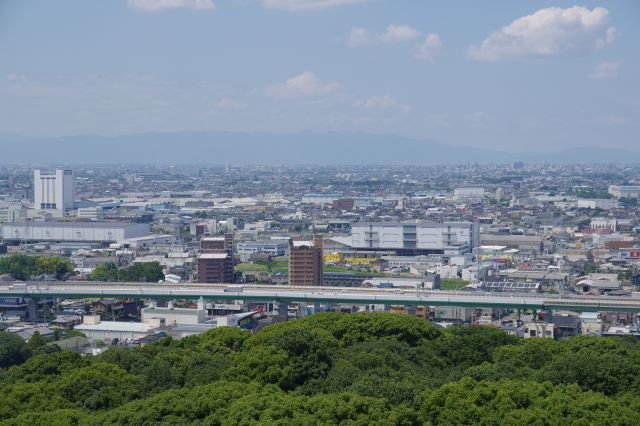 養老山脈、関ケ原方面。
