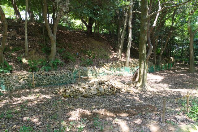 石垣の跡が見られます。