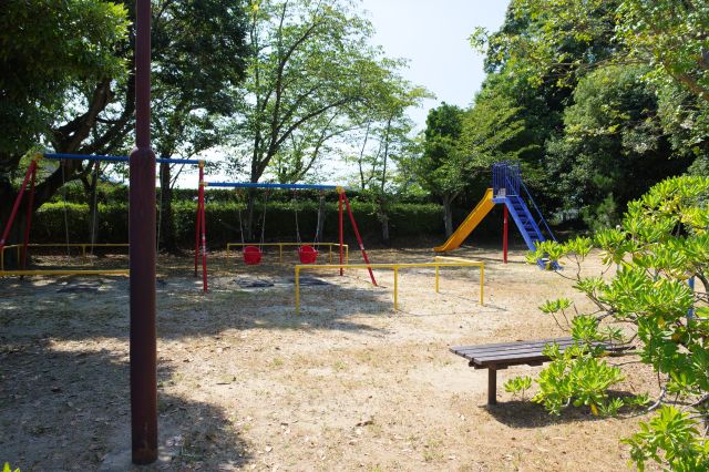 子供の遊具もあり。