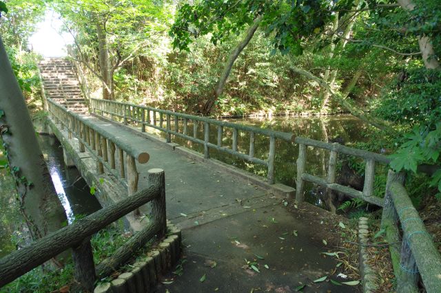 橋を渡ります。