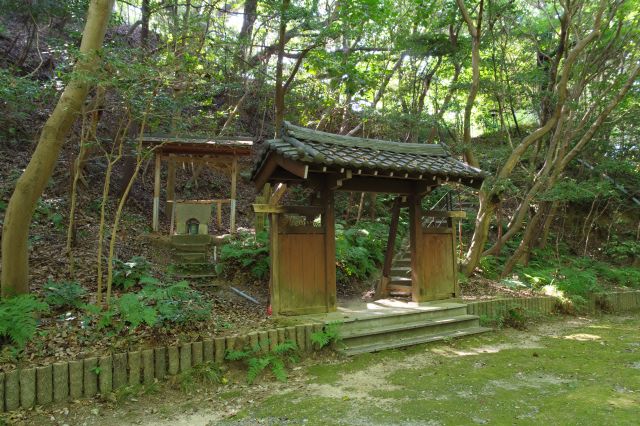 左の門の先に展望台がある本丸。