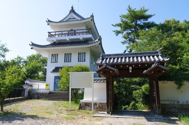 縦に細長い天守風展望台と木造の門、お城らしい雰囲気です。