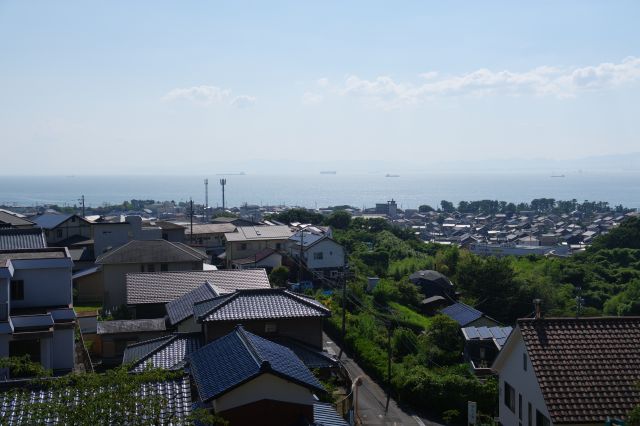 目前には住宅街の先に伊勢湾の良い眺望が広がります。
