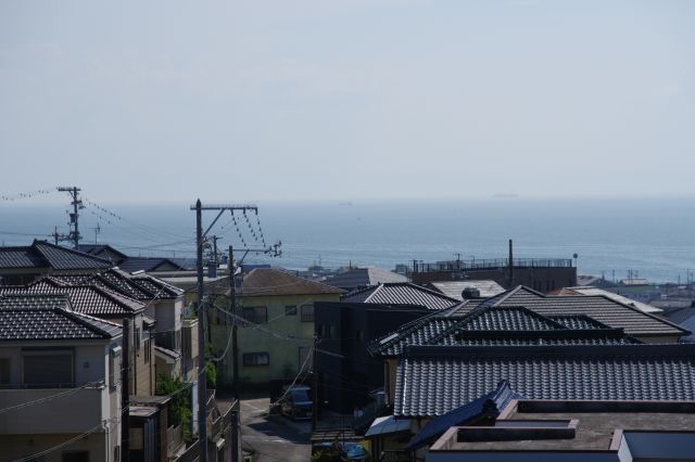 船が点在する穏やかな海。