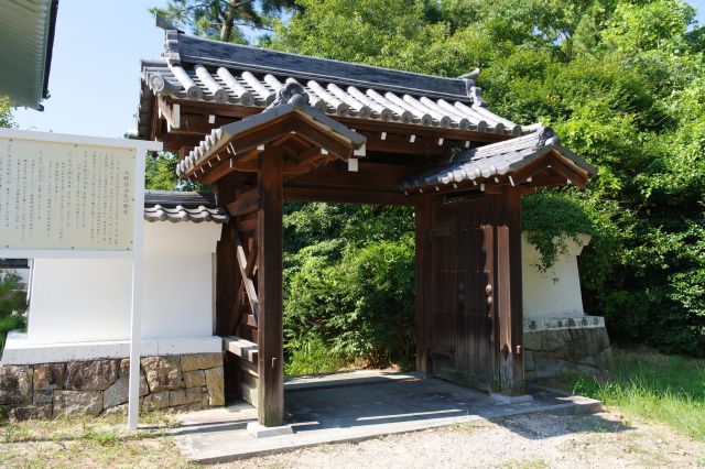 木造の門と塀があります。