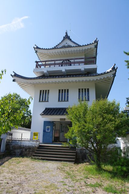 3階建ての展望台、天守としては縦に細長いです。