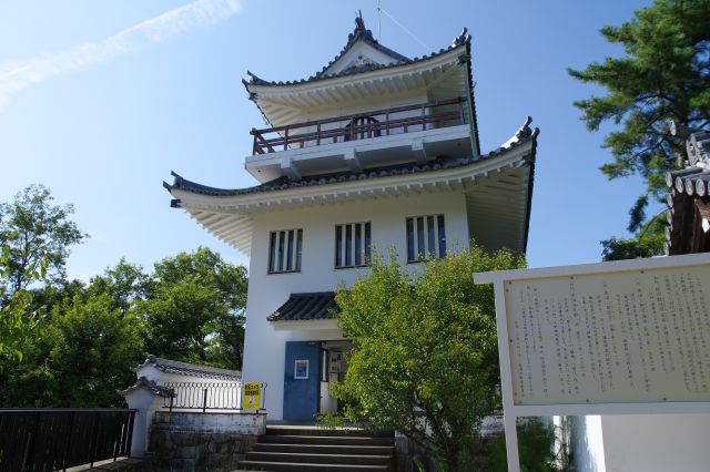 看板に書いてある通り復元した城ではないですが歴史を伝えます。