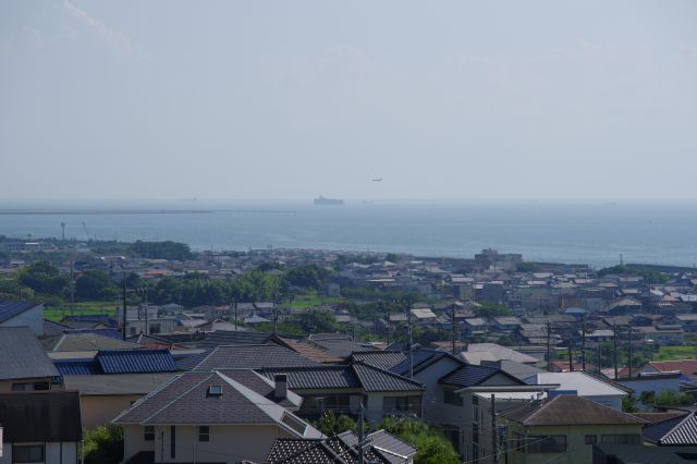 発着する飛行機や行き交う船も見えます。