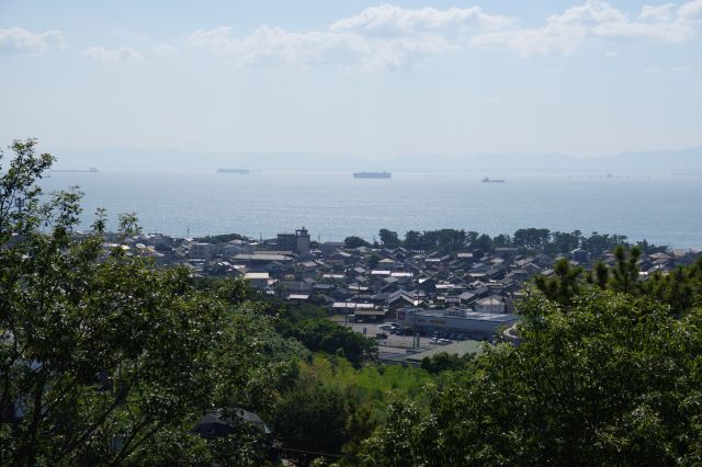 海を行き交う船、三重県の山並。