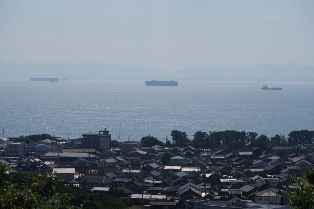 きらきらした海にタンカーなど大型船がゆっくり行き来します。