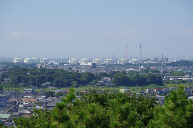工場のタンクが並ぶ風景。