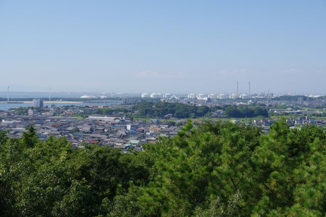 半島の先は工業地帯の風景。