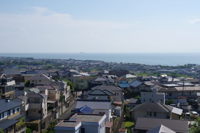 住宅街とのどかな海。