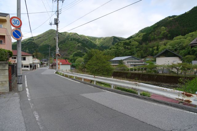 川沿いに続く道。