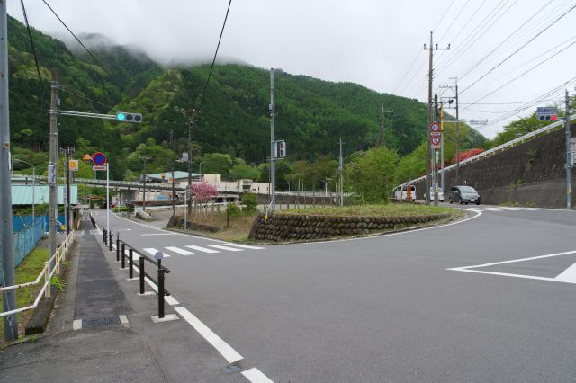 通洞駅から少し歩いて交差点の左へ。