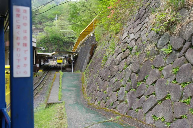 坂を下るとかつての駅舎があります。