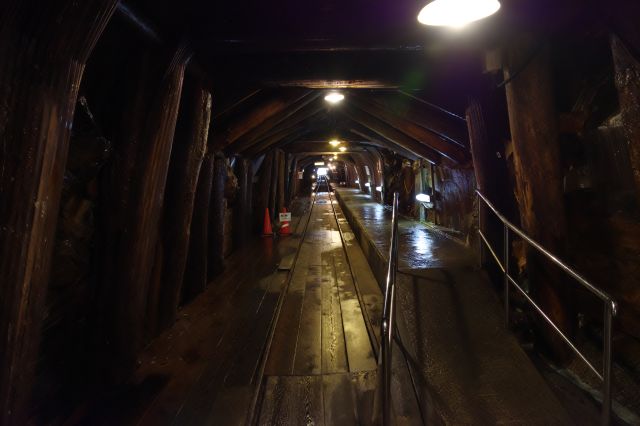 線路の延長上に降ります。
