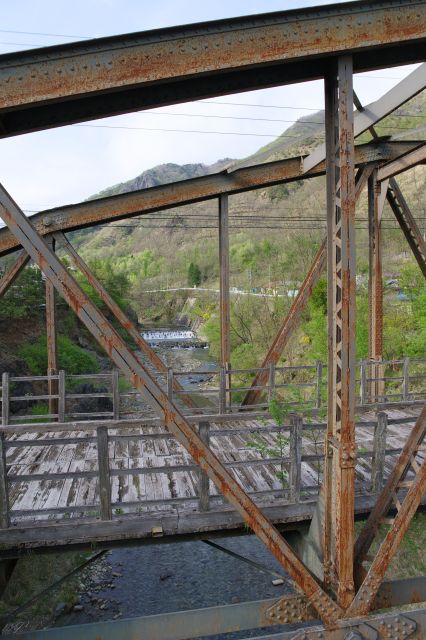 松木川の上流方面。床板は薄いです。