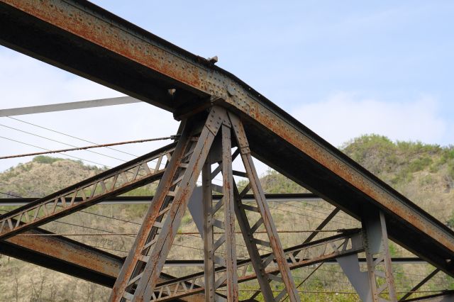 錆びたトラス橋。