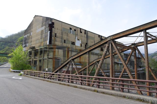 橋の先にある本山製錬所跡の大きな廃墟の建物が目立ちます。