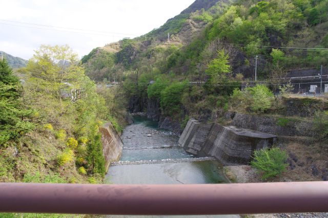松木川の下流方向。橋からは高さがあります。