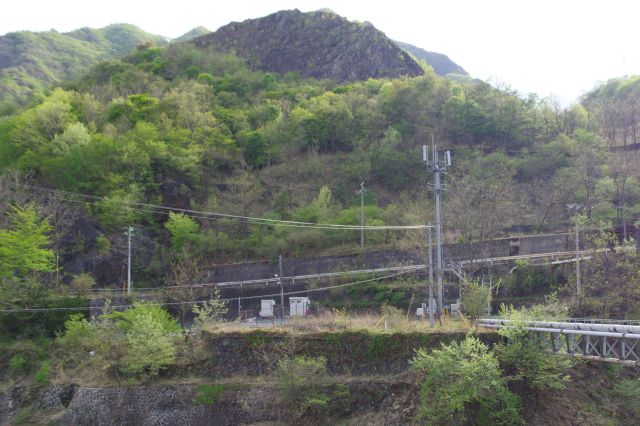左側の生々しい山。