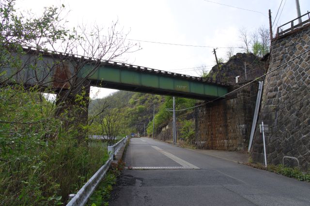 貨物線跡が道路に跨っています。
