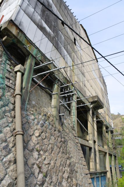 建物を道路側から見上げる、大きな建造物の迫力。