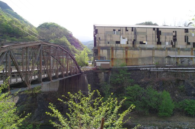 少し右側より。川岸は高い崖で生々しい。