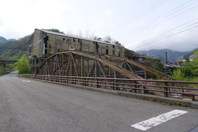 橋の袂へ。静かに佇む遺構たち。