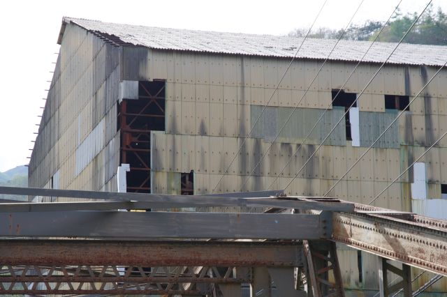 穴の開いた建物。