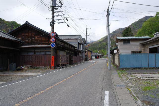 古そうな建物が並ぶ静かな街道。
