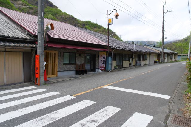 街道に戻ります。連なる建物に自販機かふぇが気になります。
