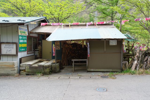 隣には作業小屋のような建物。