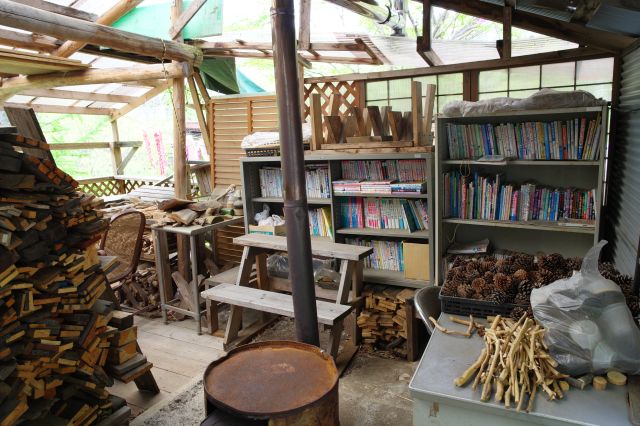 中は木材などの置き場と、本棚があります。訪問者向けのノートがあり記入してきました。