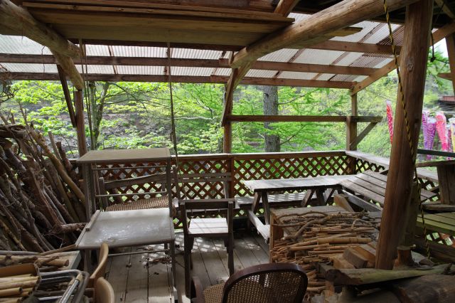 川側はテラスのようになっています。不思議な空間でした