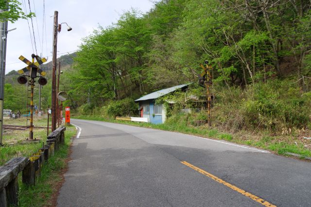 自由図書から進むと踏切の跡を通ります。