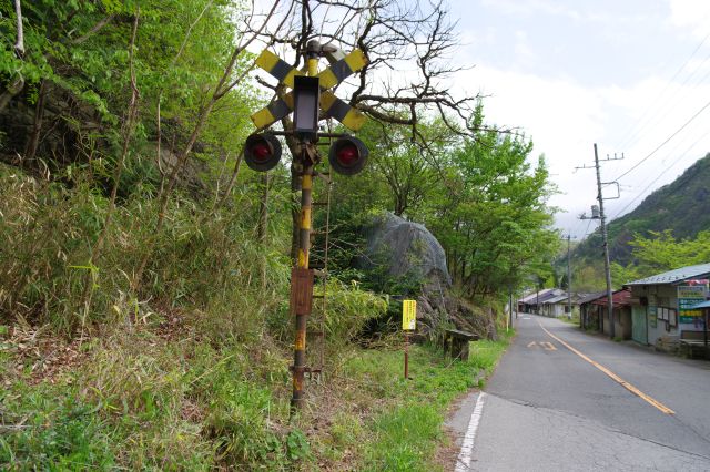 反対側にも遮断機が残っています。