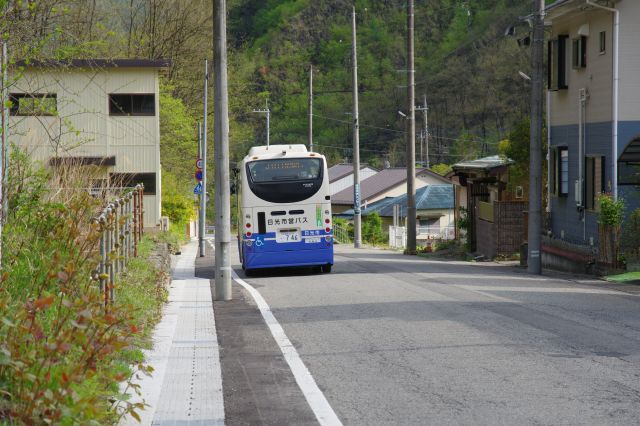 日光市営バス、間藤駅付近から日光駅へ向かうバスがここにも走っています。