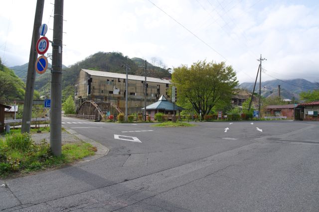 古河橋や本山製錬所跡が見える赤倉の中心地に到着しました。