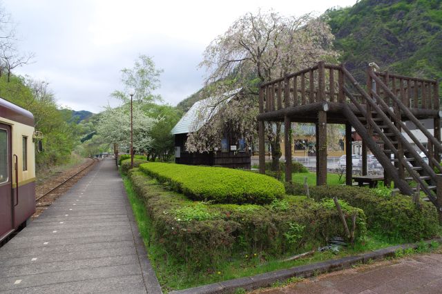 南側には展望台とお手洗いがあります。