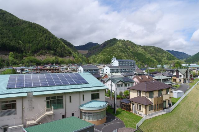 左後ろ側には通洞地区の町並みが広がっています。