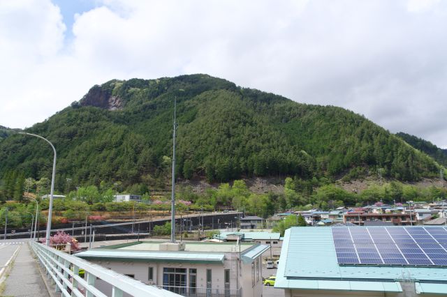 町並みの先の山、地下には坑道が張り巡らされています。