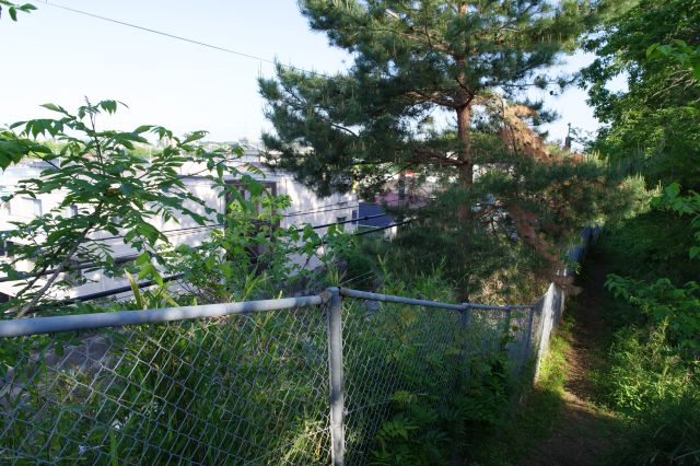 東側では武蔵野線が走り奥に街並みが広がります。