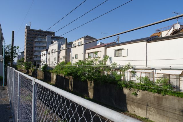 武蔵野線沿いに広がる住宅街、西国分寺駅へと続きます。